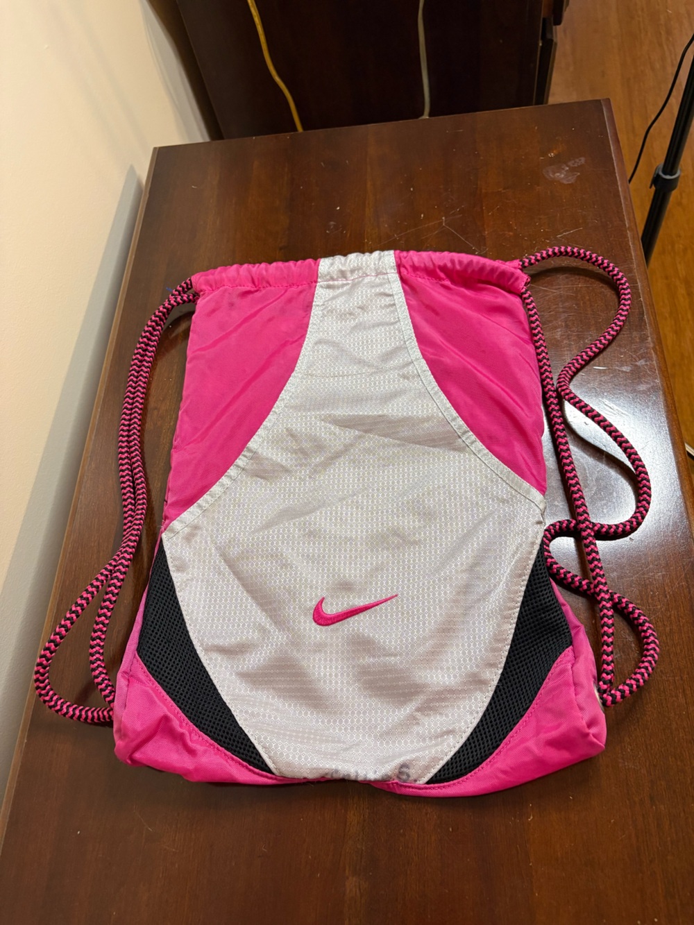Nike premium string backpack with pink/silver design with an embroidered logo.